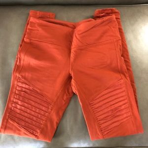 ALO YOGA MOTO LEGGING| SUNBAKED GLOSSY| SMALL